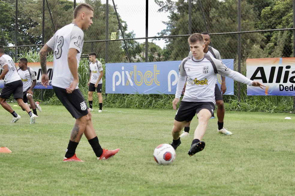 Ponte Preta espera virar o mês para anunciar meia do Athletico Paranaense