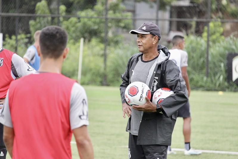 Ponte Preta aposta em dupla experiente para ganhar tempo na busca por novo treinador