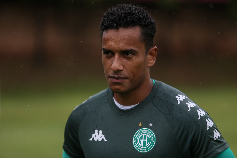 Vitinho testa positivo e adia estreia no Guarani; clube espera exames de Diogo Mateus