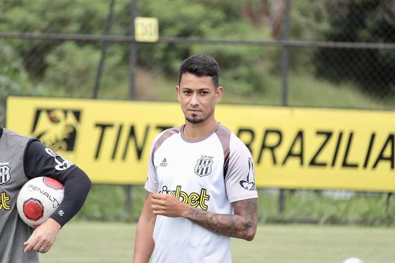 Com dores musculares, Lucca vira problema na Ponte Preta para enfrentar o Corinthians