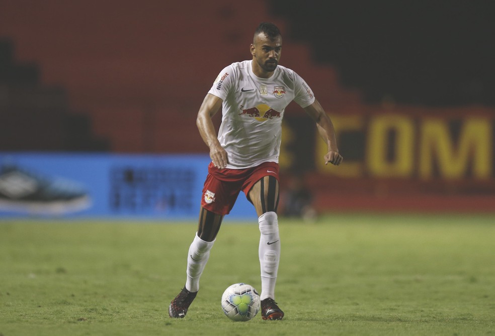 Fabrício Bruno, do Bragantino, desembarca no Rio de Janeiro para exames no Flamengo