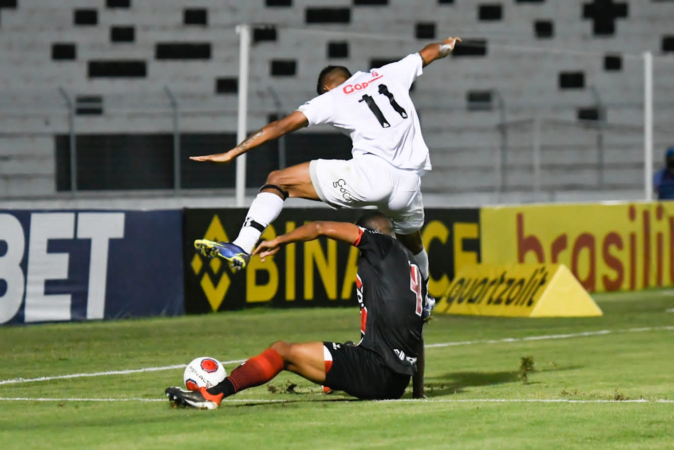 Com direito a lei do ex, Ponte Preta perde para o Botafogo no Moisés Lucarelli