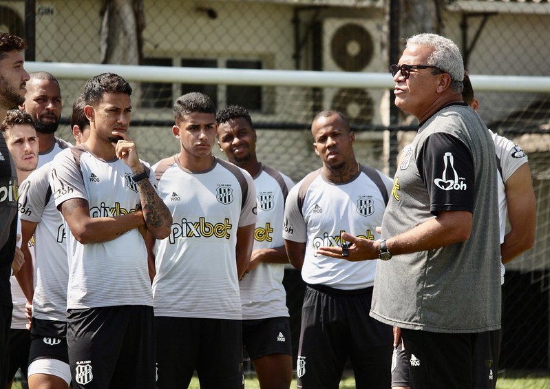 Entre desfalques e voltas, Hélio dos Anjos carrega mistério sobre time titular da Ponte Preta