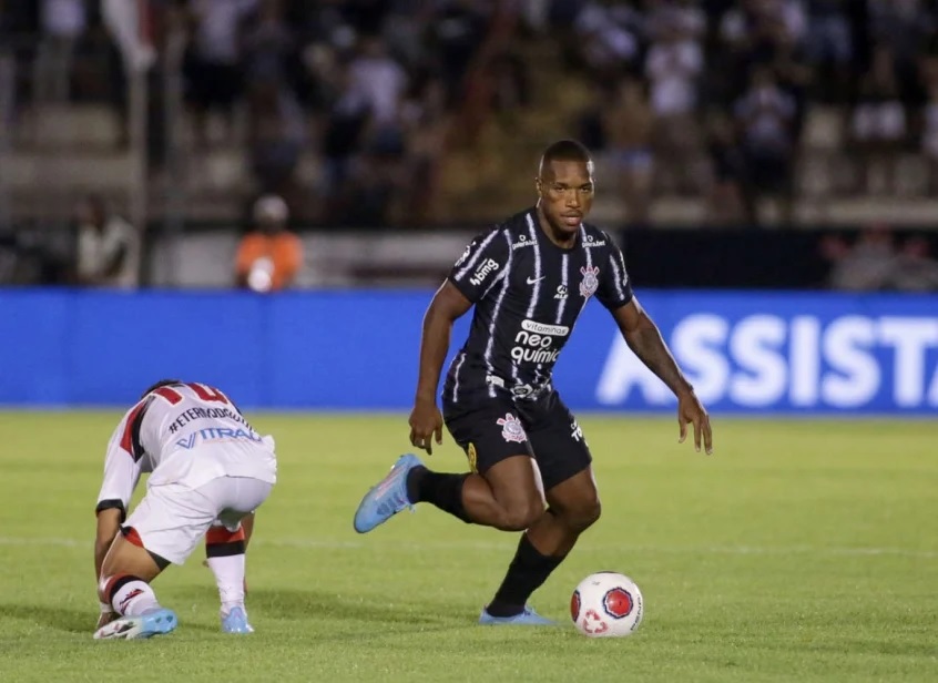 Após se distanciar de Trindade, Ponte Preta busca novo volante para o elenco