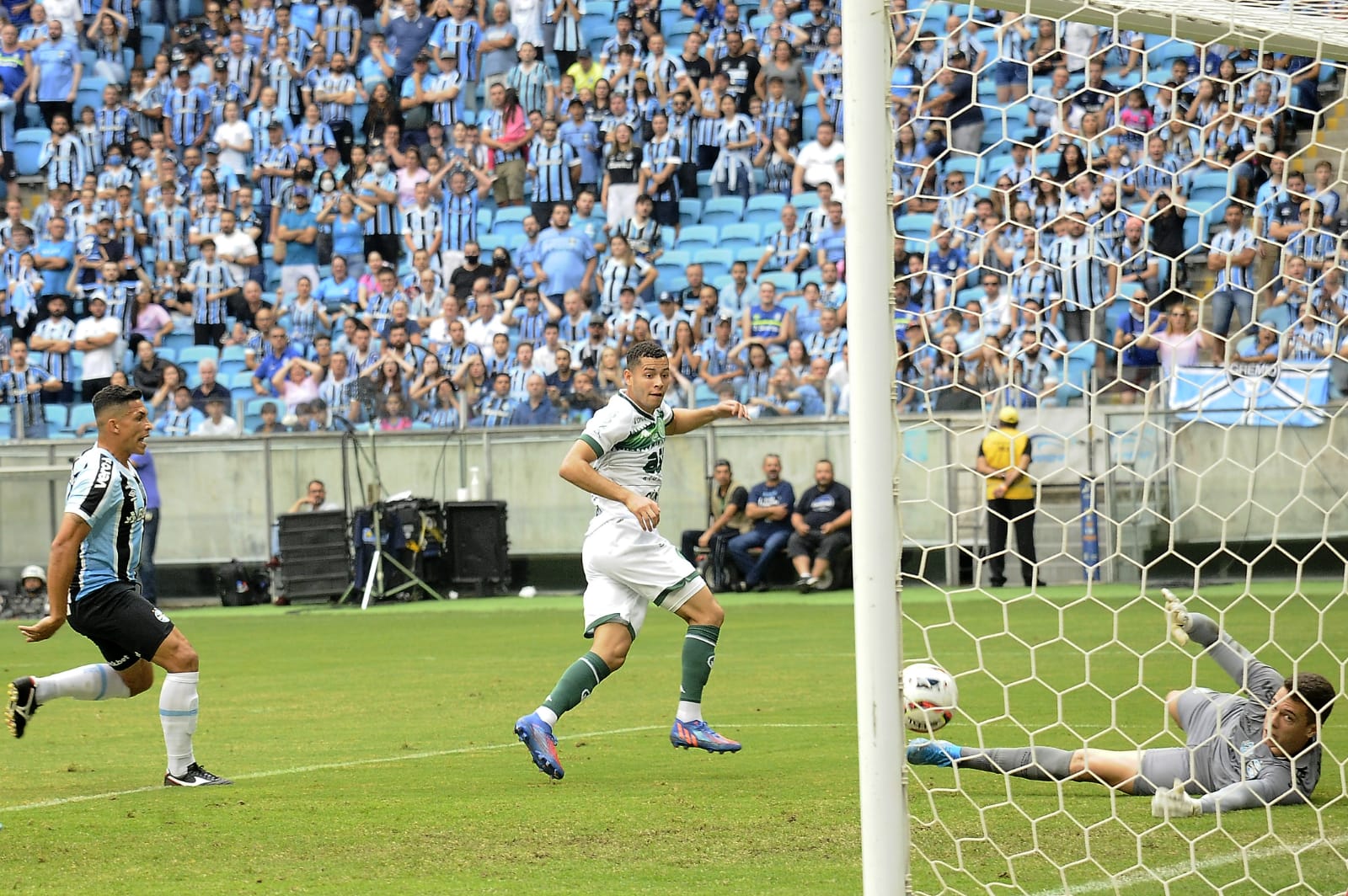 Grêmio vence na Arena e mantém jejum do Bugre