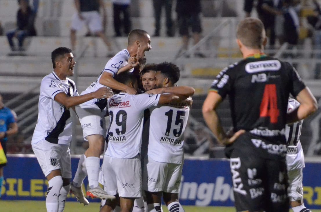 Ponte Preta vence o Brusque no Majestoso e se reabilita na Série B