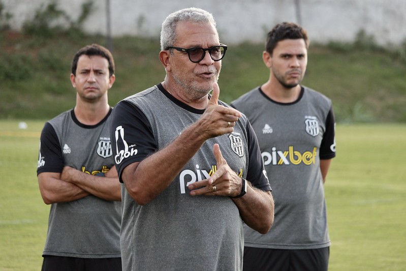 Mudança no gol, estreias e dúvida sobre Lucca: Hélio dos Anjos prepara a Ponte Preta para enfrentar o Grêmio