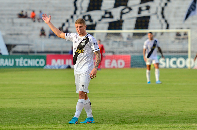 Ponte Preta atende pedido da torcida e estreia uniforme com faixa tradicional