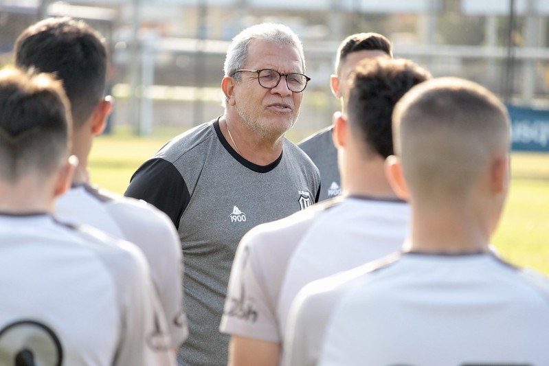 Hélio dos Anjos aguarda departamento médico para iniciar planejamento de quinta-feira