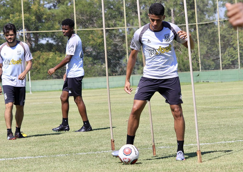 Sem Artur, Hélio dos Anjos faz testes na lateral da Ponte Preta