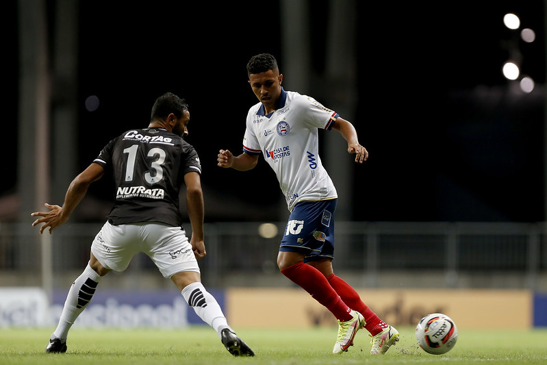 Bahia conta com dois gols de Davó e vence a Ponte Preta em Salvador