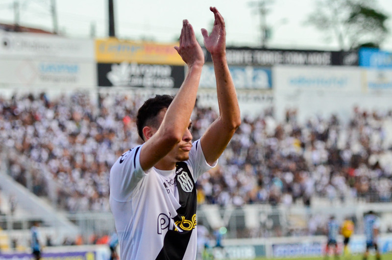 Volta de Danilo Gomes faz Hélio dos Anjos pensar na formação da Ponte Preta