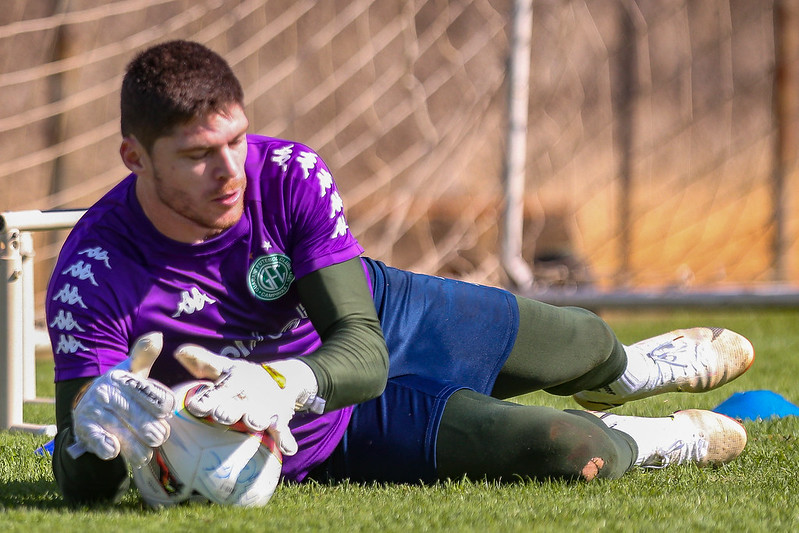 Exigido, Kozlinski é o goleiro com mais defesas difíceis na Série B