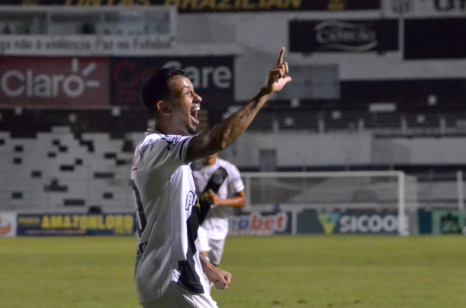 Lucca chega aos 41 gols com a camisa da Ponte Preta e se aproxima de William Batoré na artilharia do século