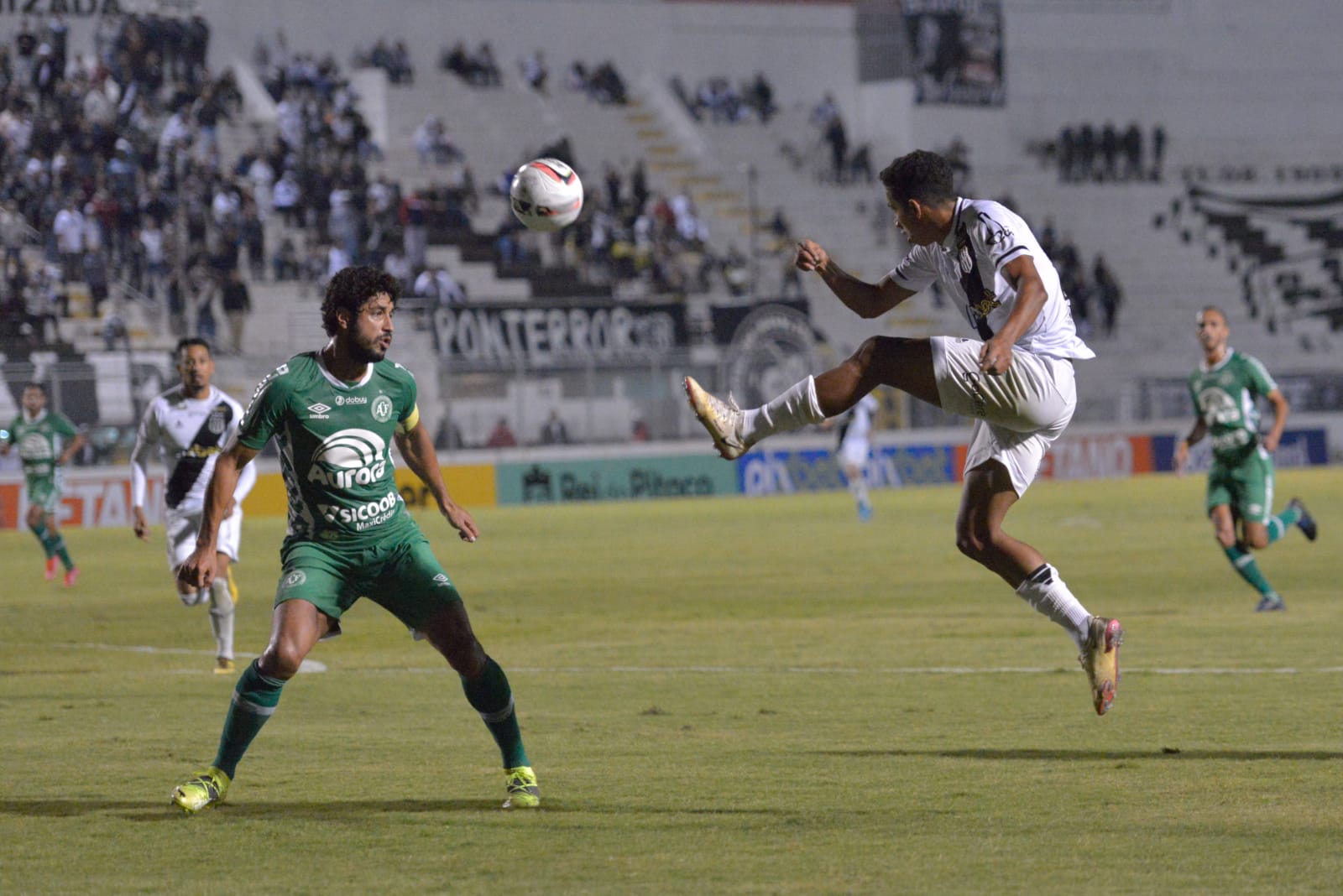 Ponte Preta e Chape empatam sem gols no Moisés Lucarelli