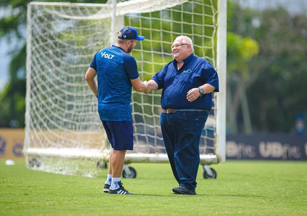 Adversário do Guarani, CSA busca novo técnico e tenta acalmar vestiário após mudanças