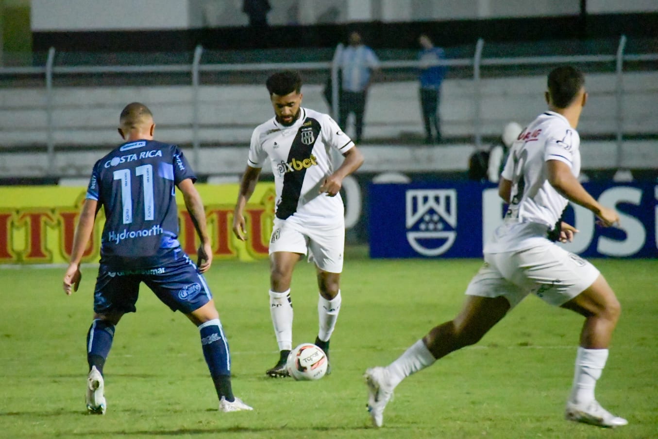 Em jogo marcado por expulsões, Londrina vence a Ponte no Majestoso