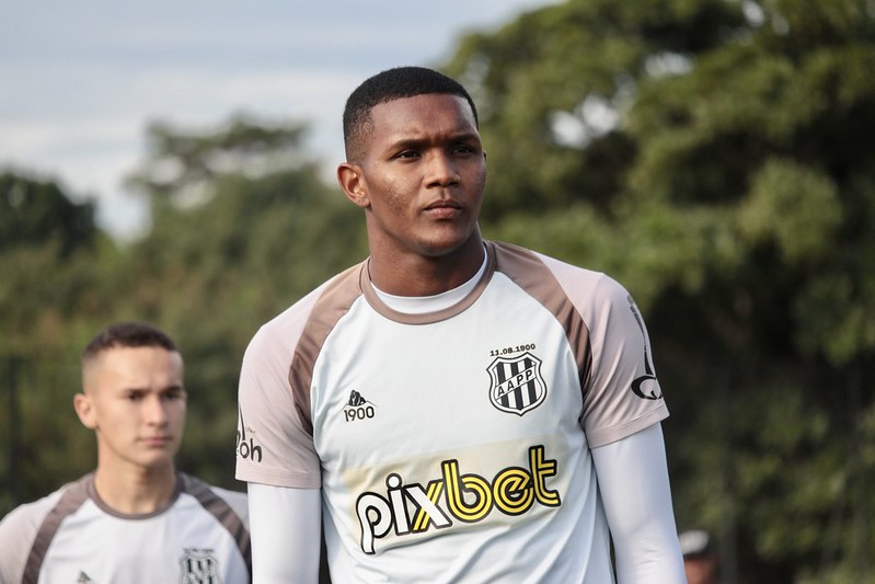 Após renovar contrato, Douglas Mendes se firma no time titular da Ponte Preta