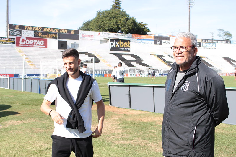 Hélio dos Anjos comemora contratação de Barcia e revela negociação com mais jogadores: ‘Vamos ficar fortes’