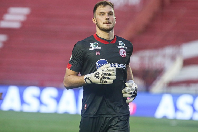 Entenda por que goleiro do Náutico é monitorado pelo Guarani