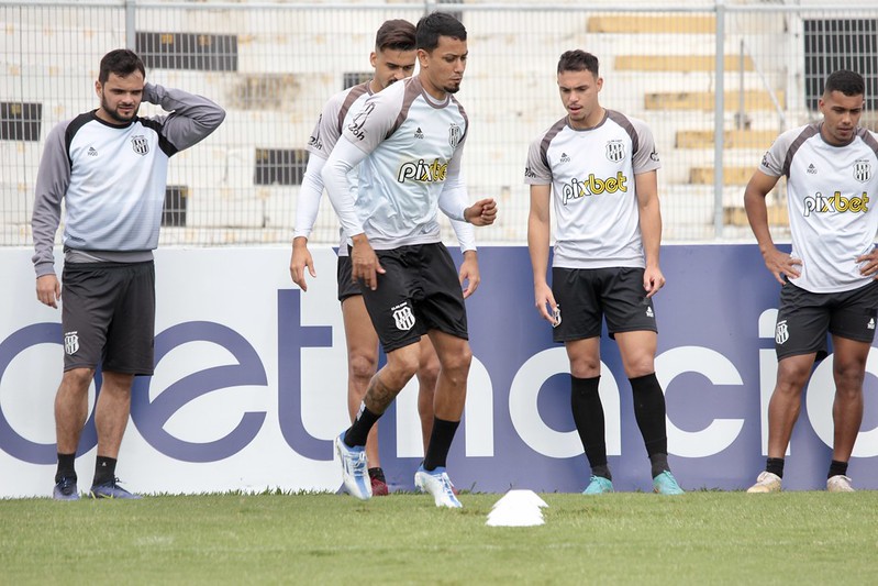 Hélio dos Anjos mexe na escalação e desafia Sport na Arena Pernambuco