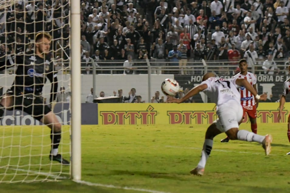 Eliel estreia, marca e garante vitória da Ponte Preta contra o Náutico