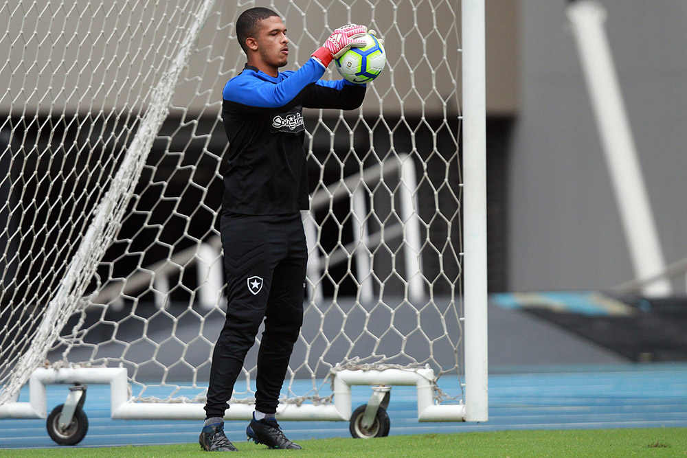 Após Barreto, Guarani inicia conversas por goleiro do Botafogo