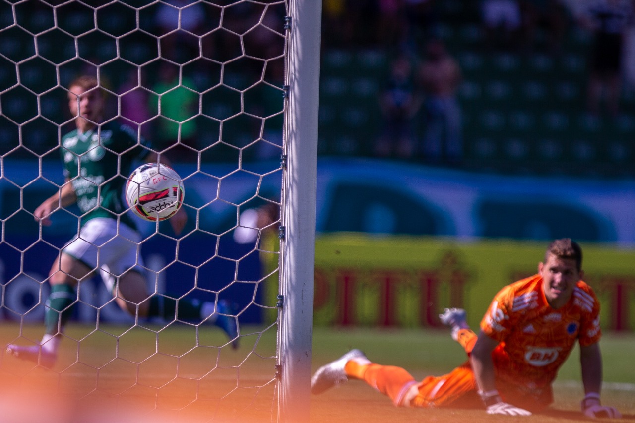 Guarani passa pelo líder Cruzeiro e volta a vencer na Série B