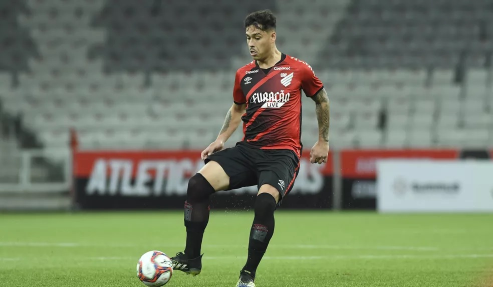 Após aposentadoria de Castán, Guarani abre negociação com zagueiro do Athletico Paranaense