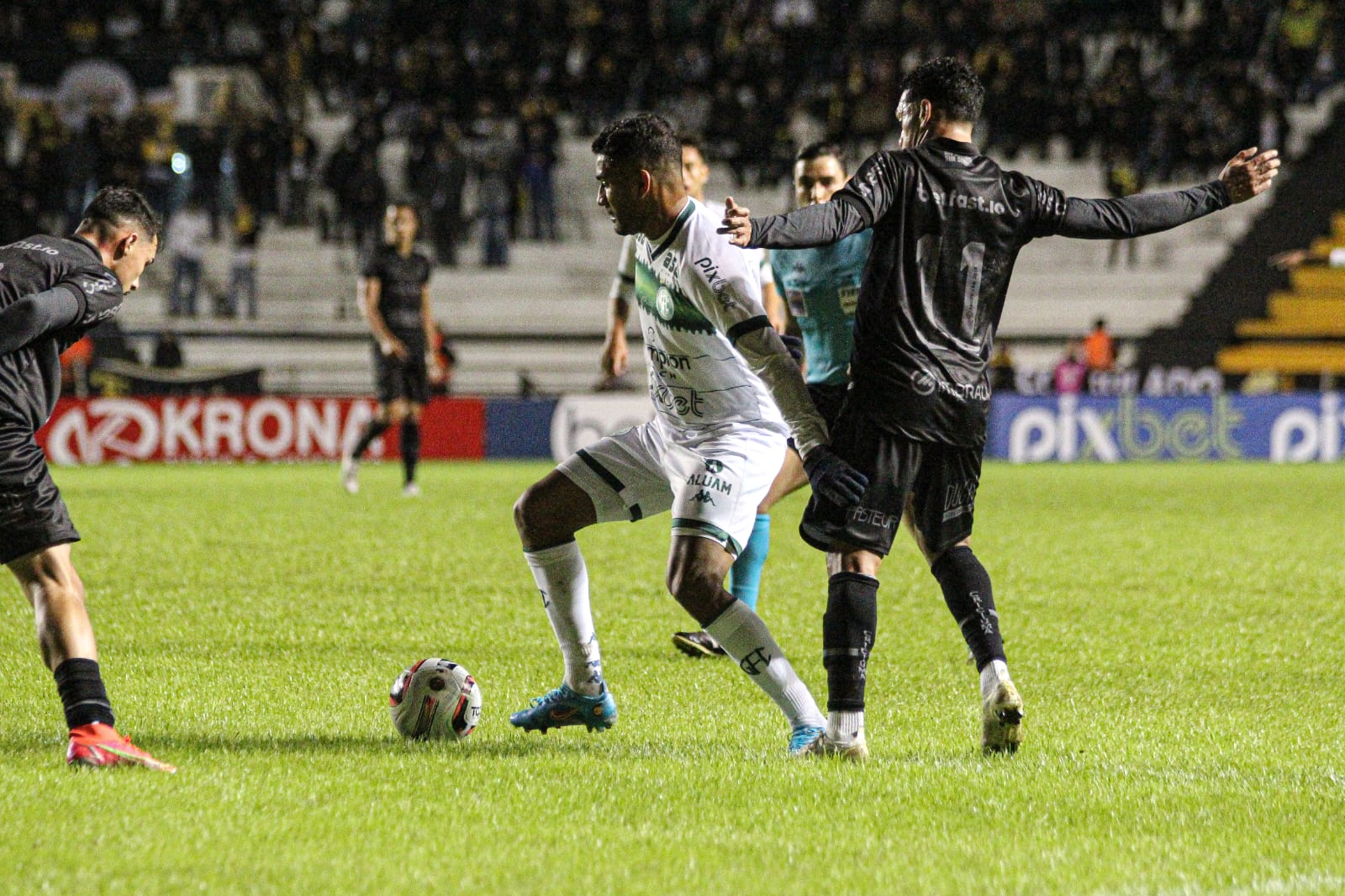 Criciúma 0x0 Guarani: reclamação do VAR e gol perdido marcam novo empate do Bugre