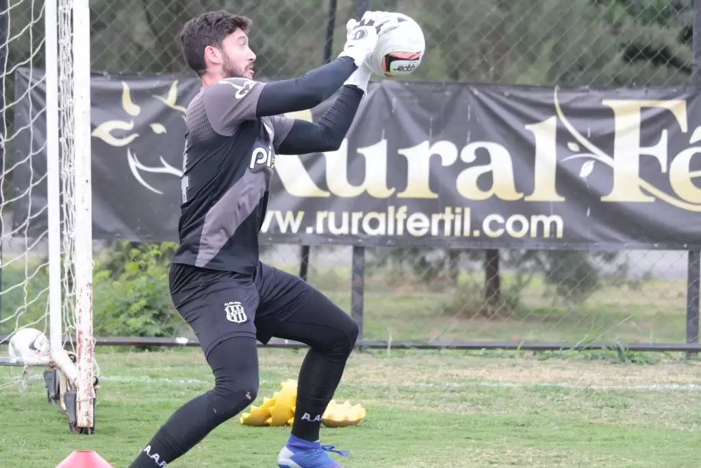 Ponte Preta e Caíque França selam novo contrato por mais duas temporadas