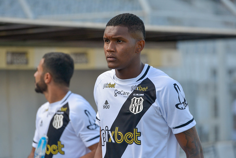 Red Bull Bragantino monitora Douglas Mendes, zagueiro da Ponte Preta