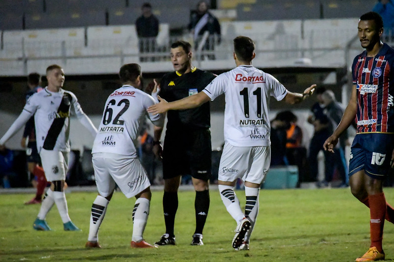 Intensidade citada por Hélio dos Anjos faz da Ponte Preta o time mais indisciplinado da Série B