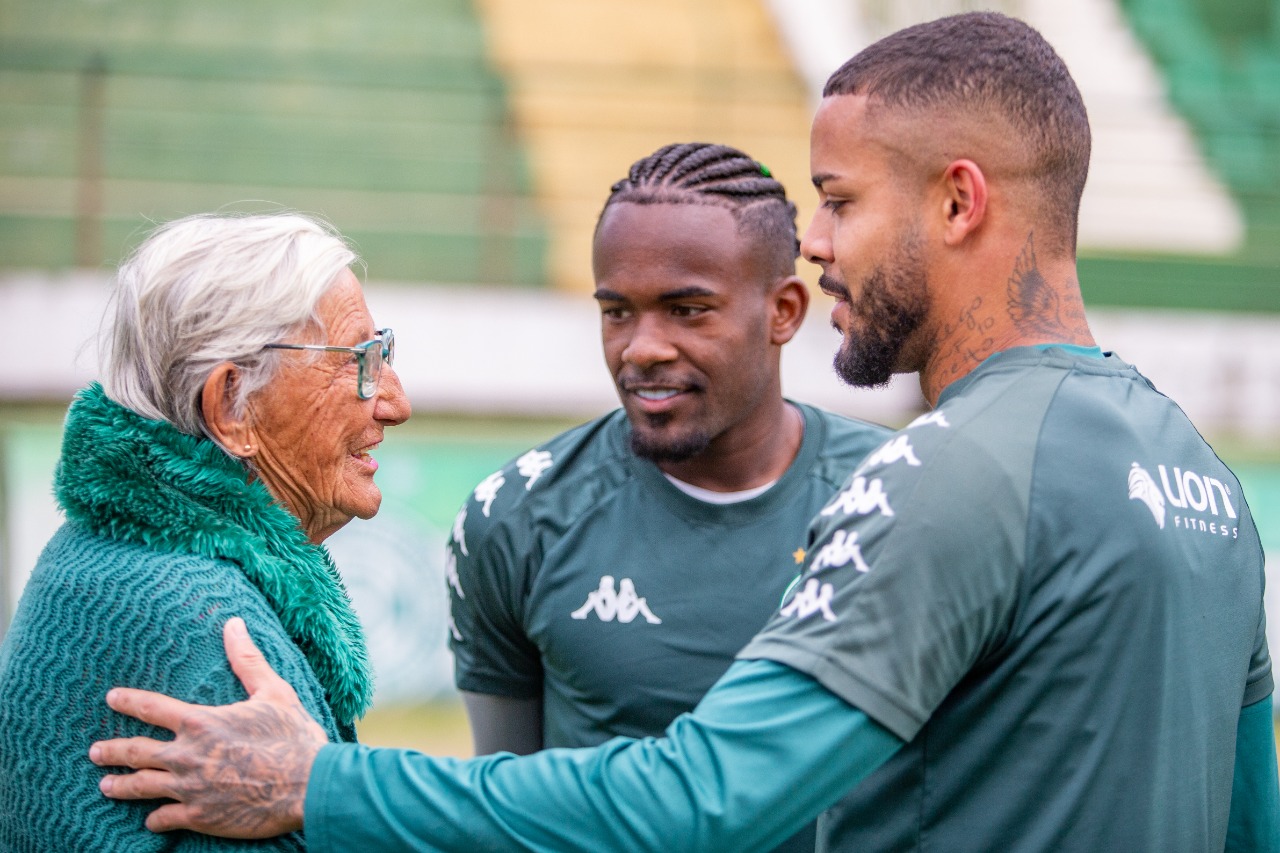 A história de Dona Irma, a torcedora de 82 anos que inspira o elenco do Guarani