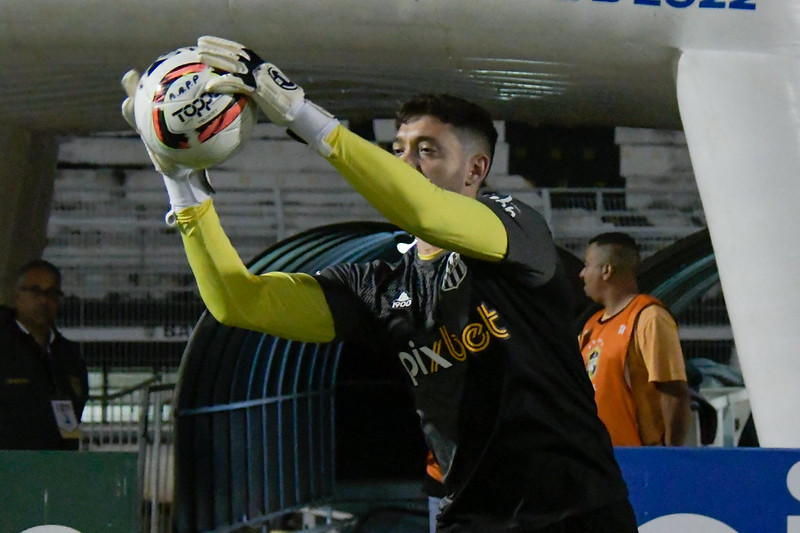 Ponte Preta avança em negociação para renovar com goleiro Caíque França