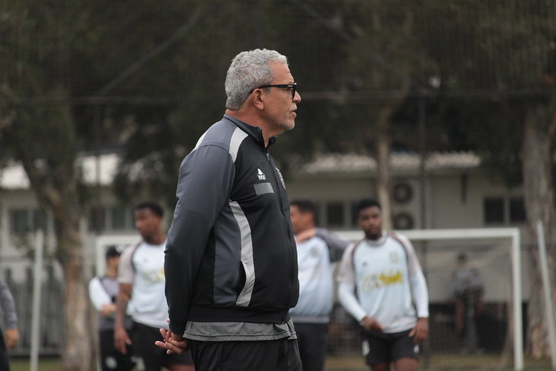 Hélio dos Anjos e quatro titulares ainda não renovaram contrato com a Ponte Preta para 2023