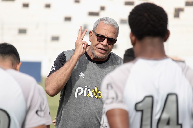 Hélio dos Anjos perde três titulares na Ponte Preta e faz testes para enfrentar a Chape