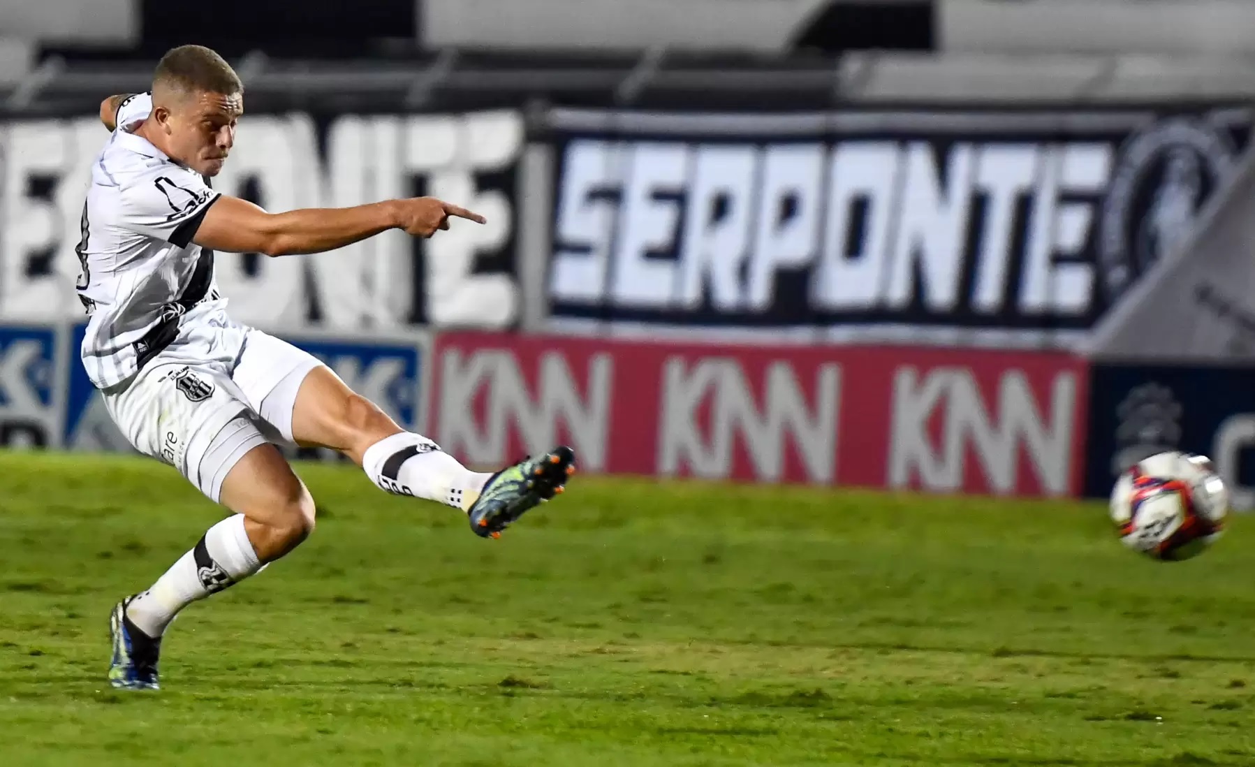 Ponte Preta espera movimentação do Vasco da Gama por dois jogadores