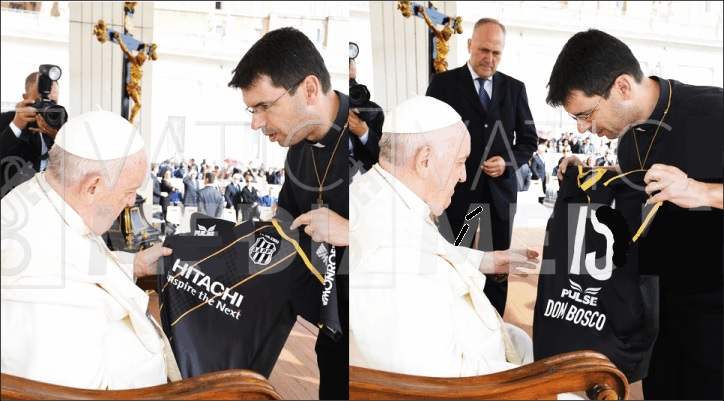 Presente abençoado: Papa Francisco recebe camisa da Ponte Preta