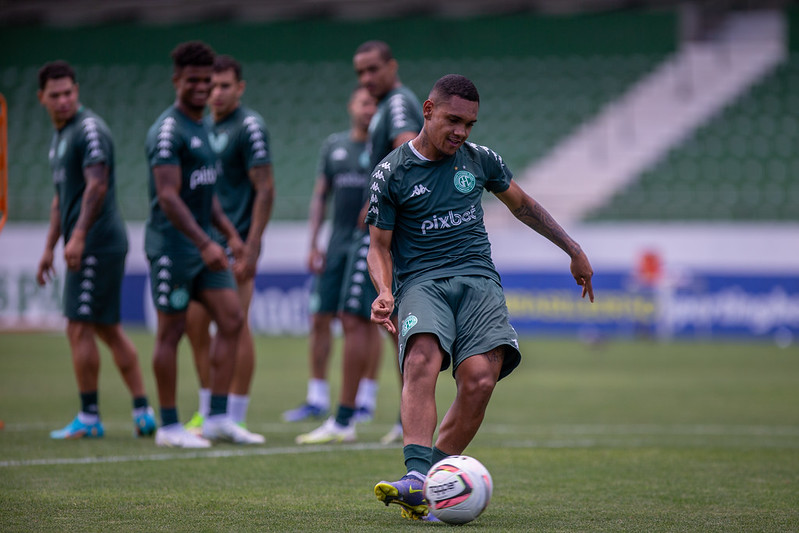 Após primeiro título profissional, Renanzinho volta ao Guarani e tem futuro indefinido