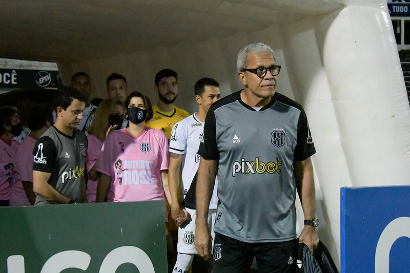 Hélio dos Anjos admite expectativa por renovação com a Ponte Preta: ‘Tenho meu planejamento’