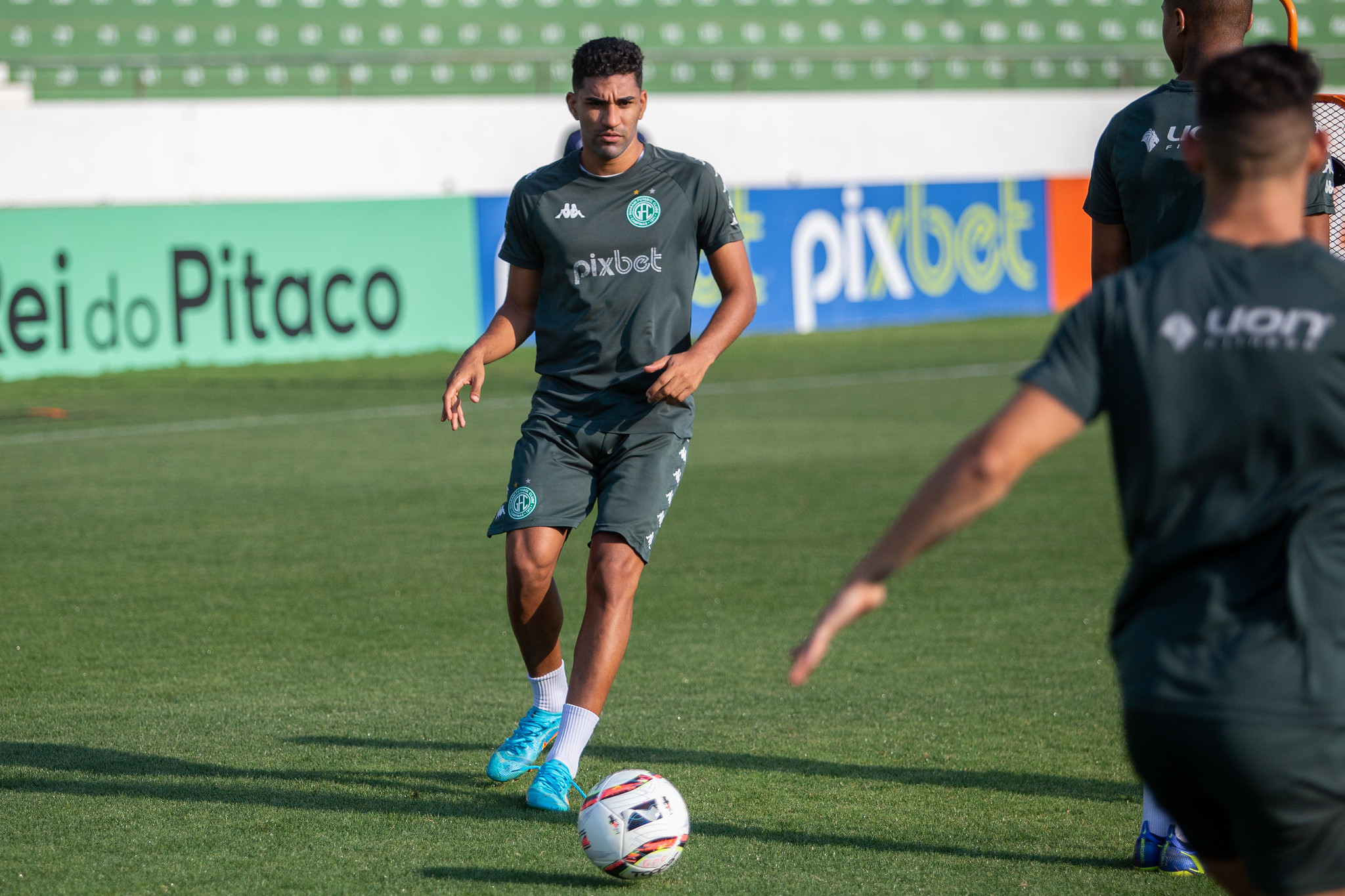 Isaque comemora momento positivo com a camisa do Guarani: ‘Me sinto em casa’