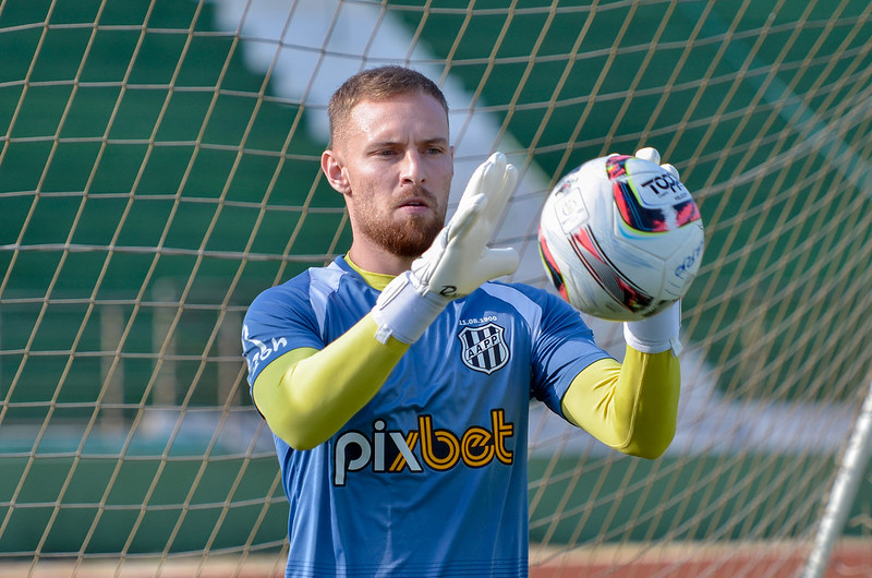 Ponte Preta confirma renovação de contrato com mais três jogadores para a próxima temporada