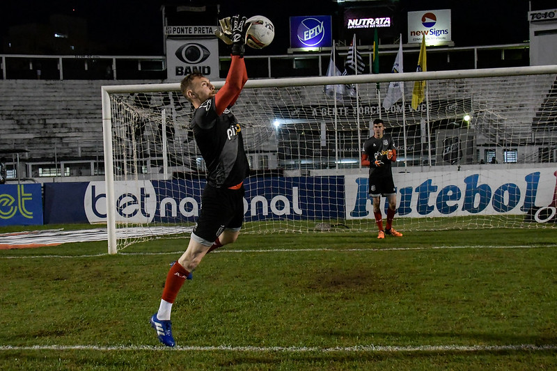 Suspensão de Caíque França abre nova disputa por titularidade no gol da Ponte Preta