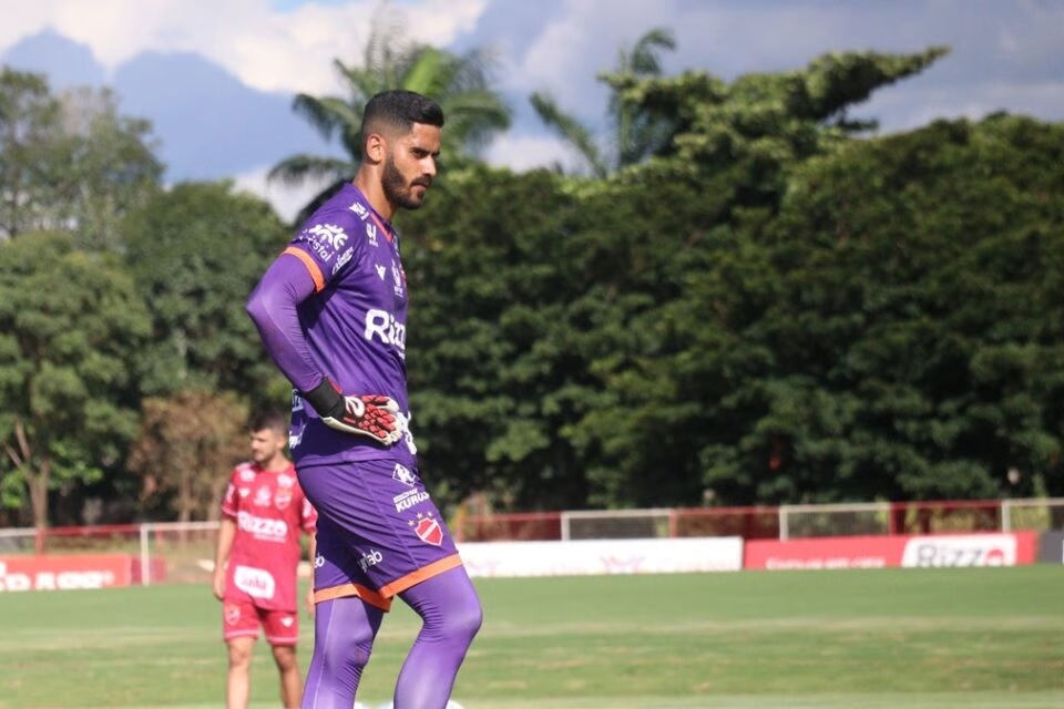 Guarani avança em tratativas com goleiro do Vila Nova