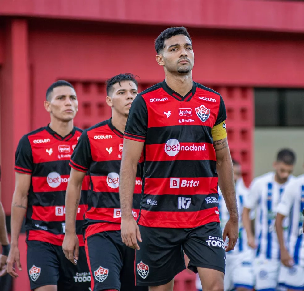 Rodrigo Pastana indica e Guarani abre conversas com ex-zagueiro do Vitória