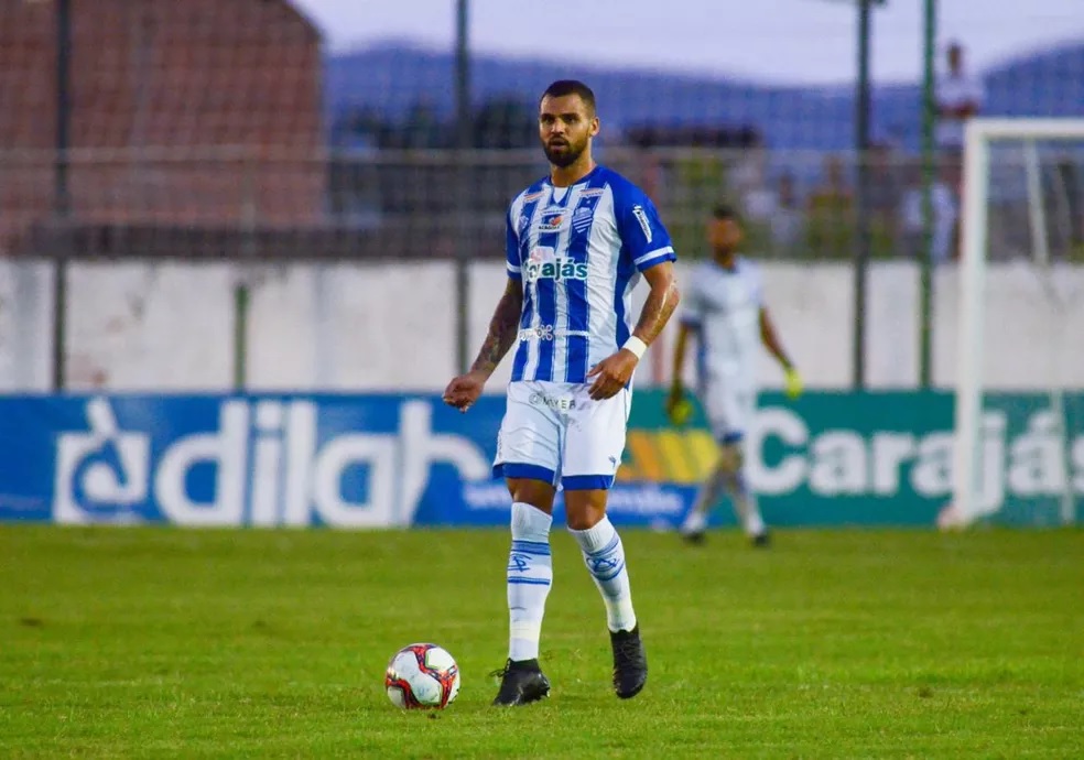 Ex-zagueiro do São Paulo e do CSA é alvo do Guarani para a próxima temporada