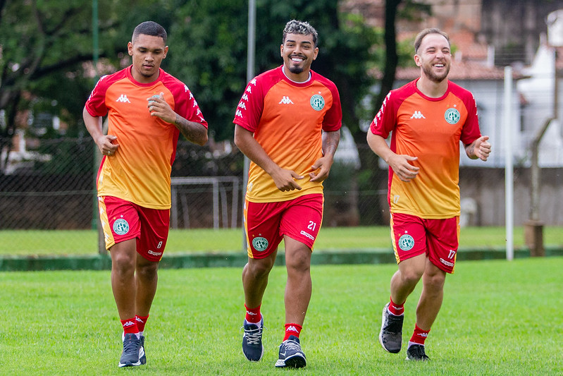 Esperando acerto com o Corinthians, Bidu se reapresenta no Guarani