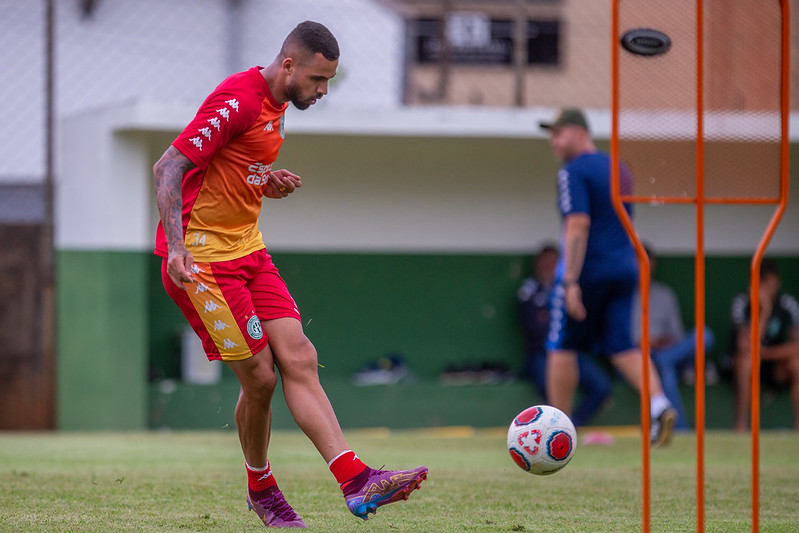 Lucão cita amadurecimento e boa relação com Mozart para nova experiência na carreira: ‘Orgulhoso de chegar no Guarani’