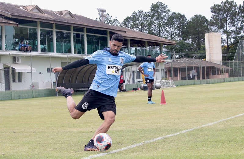 À espera de Weverton, Ponte Preta deve improvisar meia na lateral-direita contra o Velo Clube